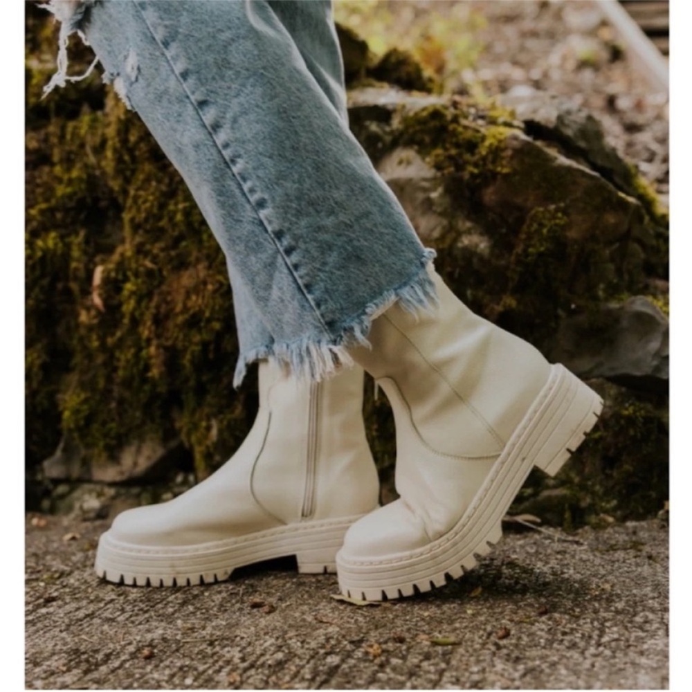 Roolee Panter White Platform Boots. Size 8/39.